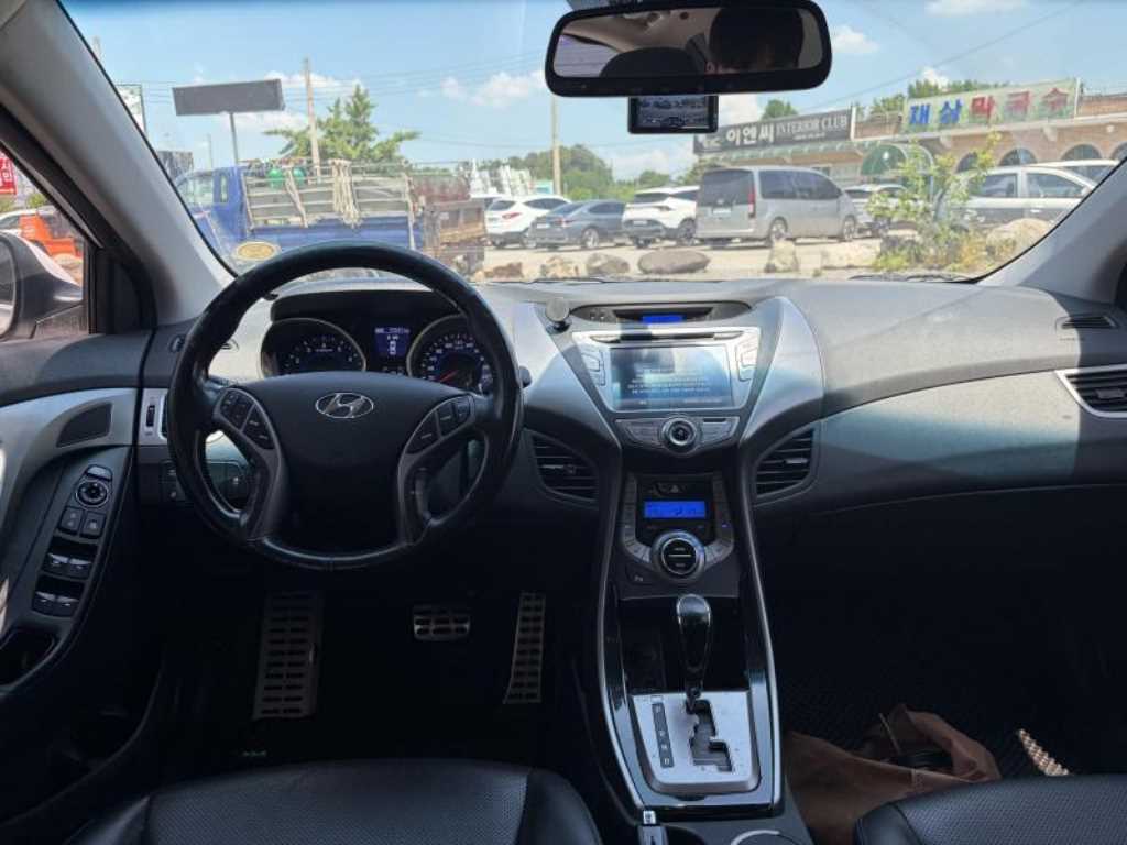 HYUNDAI Avante - Vista 7