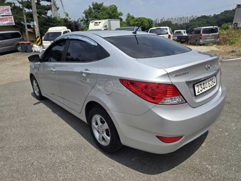 HYUNDAI Accent - Vista 7