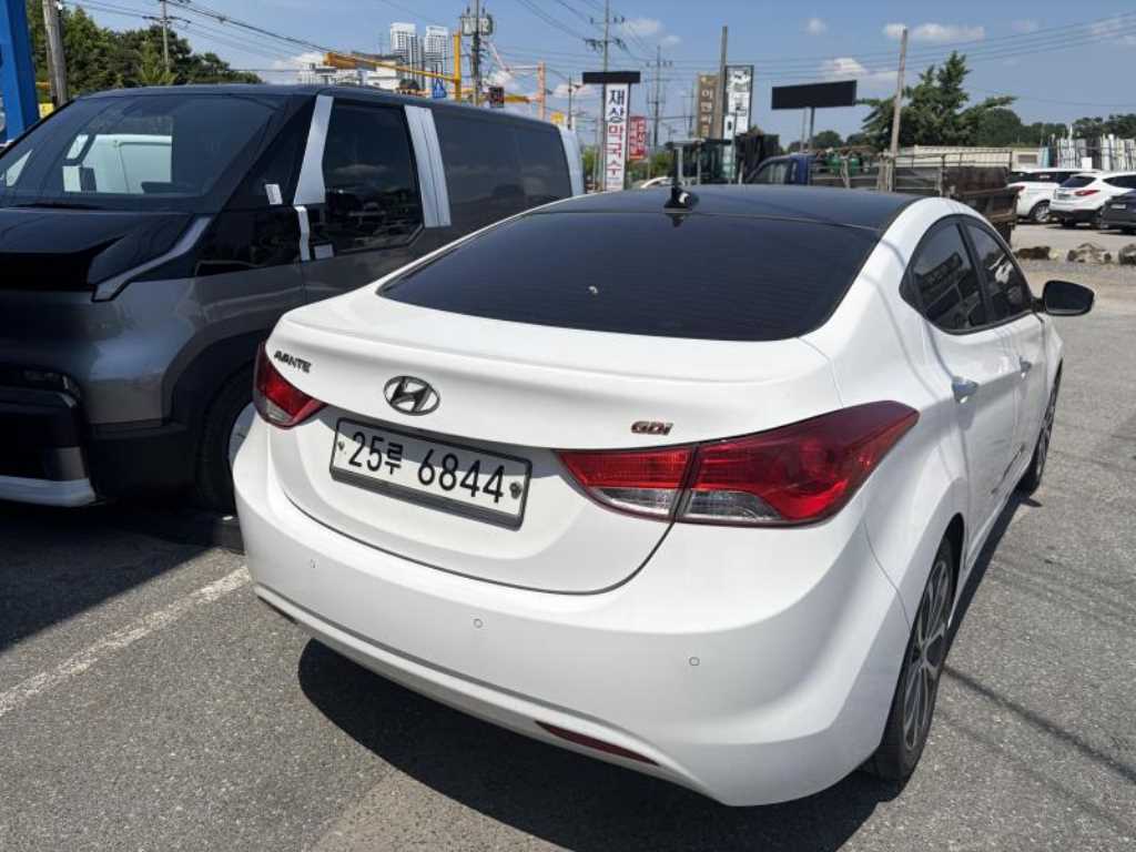 HYUNDAI Avante - Vista 2