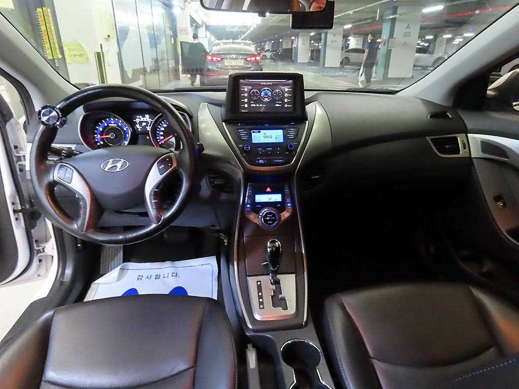 HYUNDAI Avante - Vista 12
