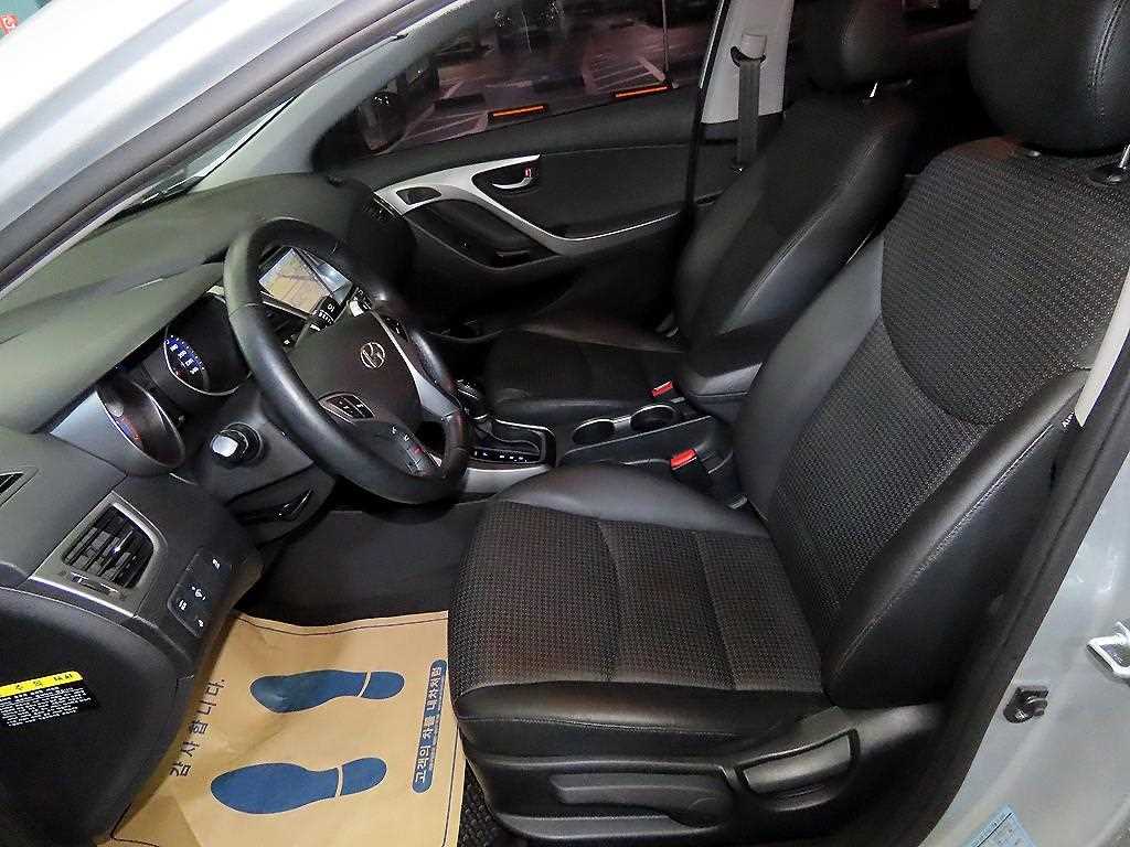 HYUNDAI Avante - Vista 8