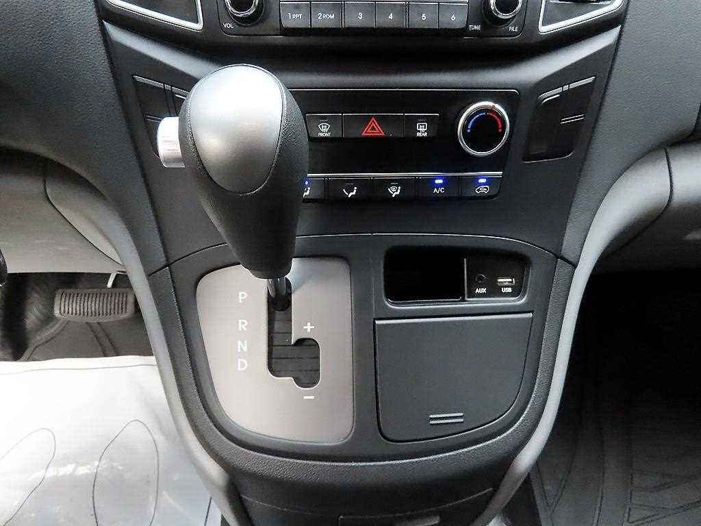 HYUNDAI Starex - Vista 12