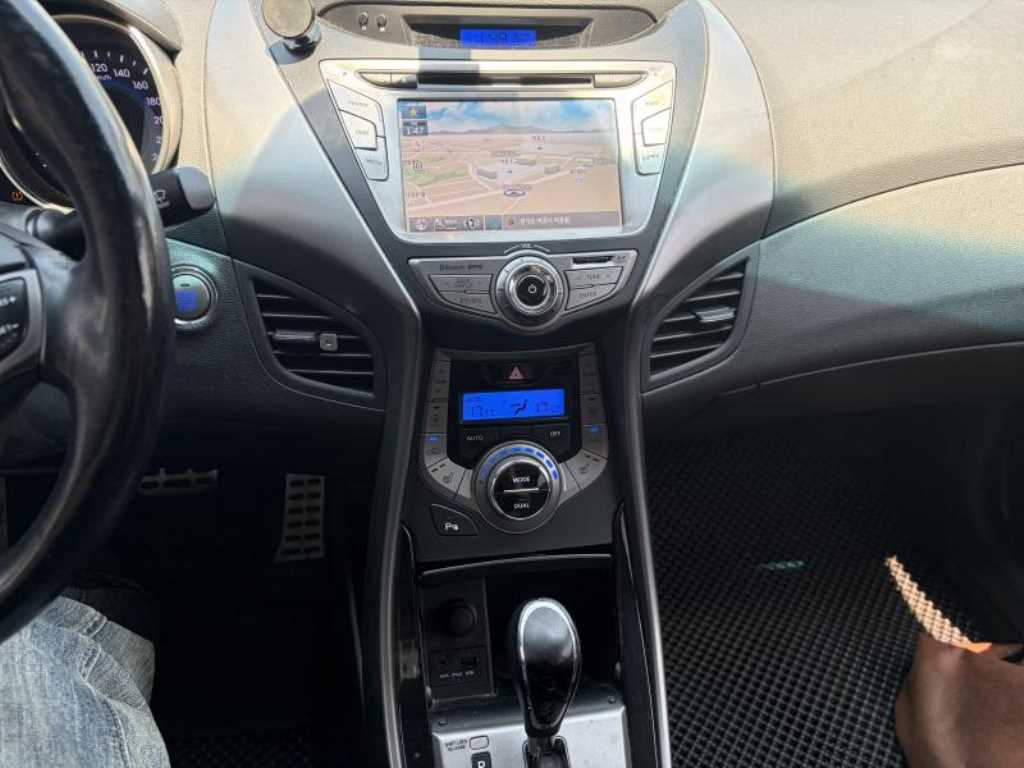HYUNDAI Avante - Vista 10