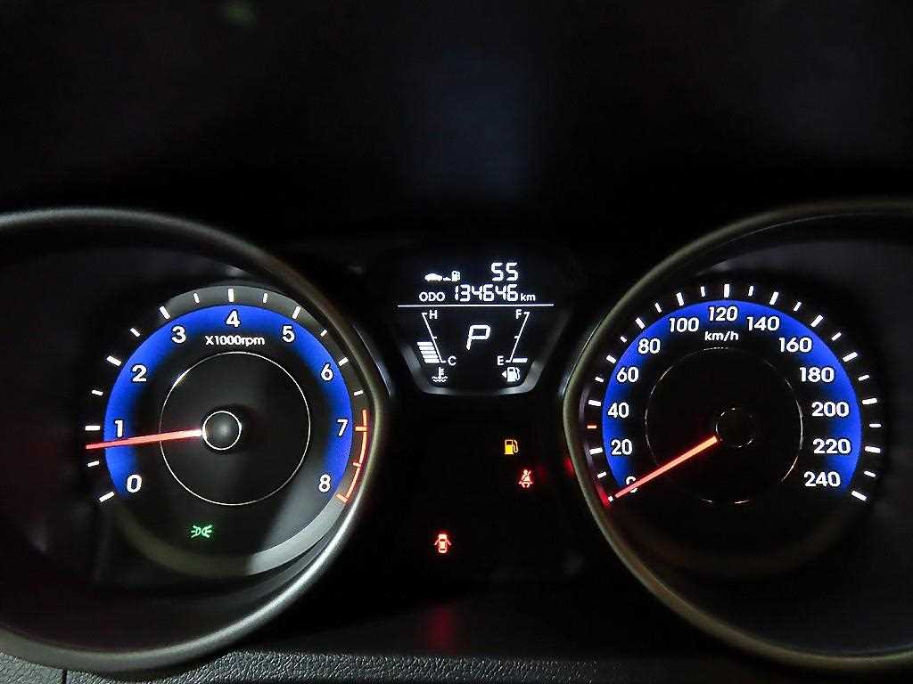 HYUNDAI Avante - Vista 11