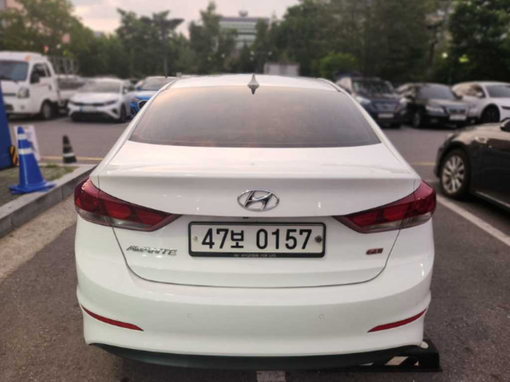 HYUNDAI Avante - Vista 2