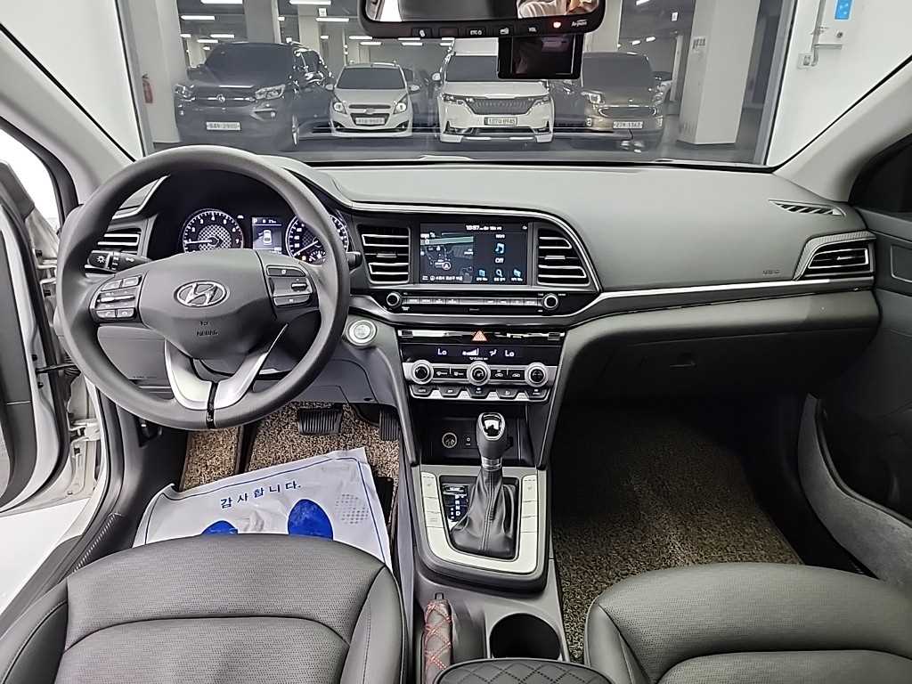 HYUNDAI Avante - Vista 9