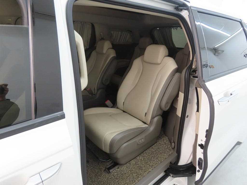 KIA Carnival - Vista 8