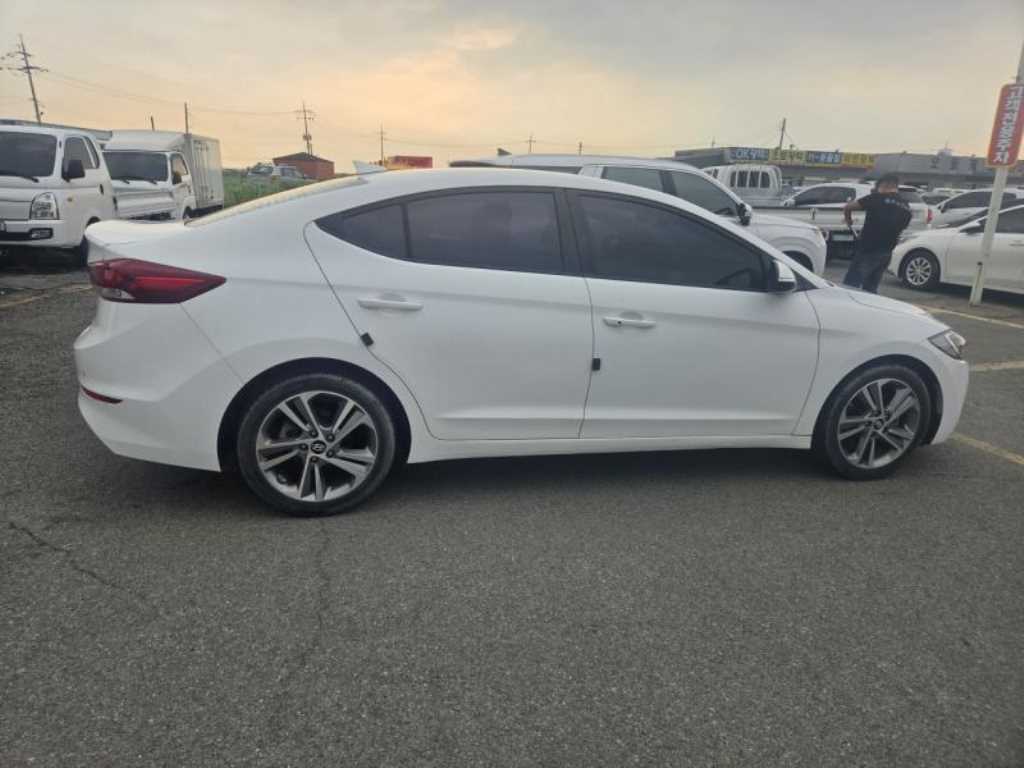 HYUNDAI Avante - Vista 6