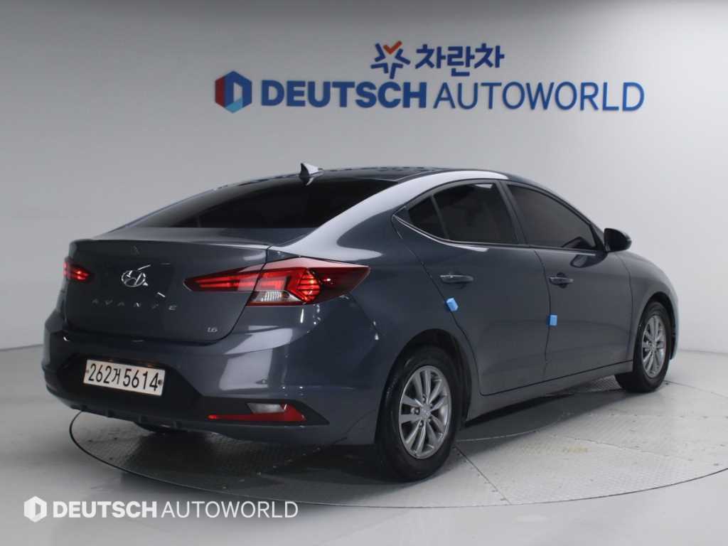 HYUNDAI Avante - Vista 2
