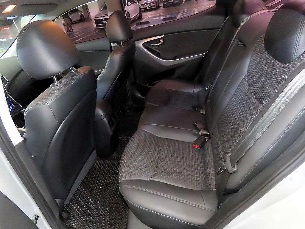 HYUNDAI Avante - Vista 9