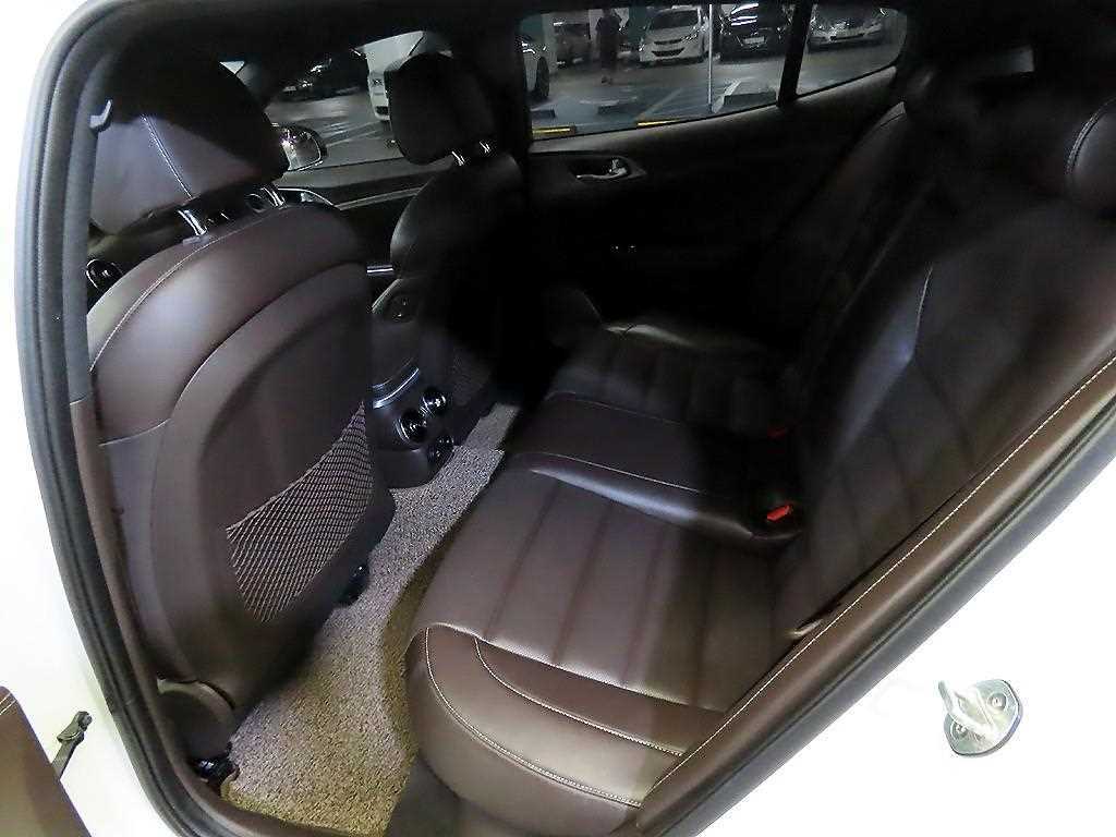 KIA Stinger - Vista 9