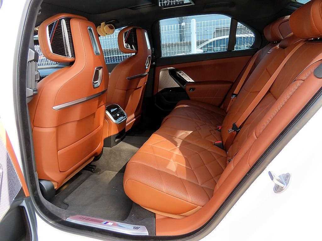 BMW 7 Series - Vista 8