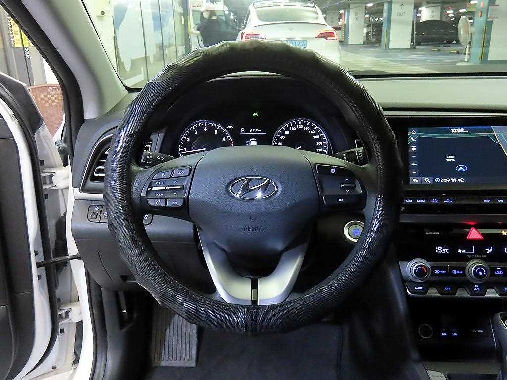 HYUNDAI Avante - Vista 10