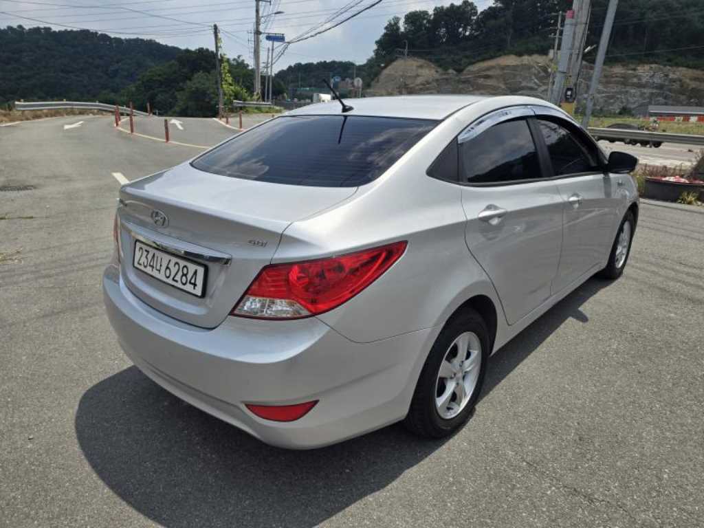 HYUNDAI Accent - Vista 2