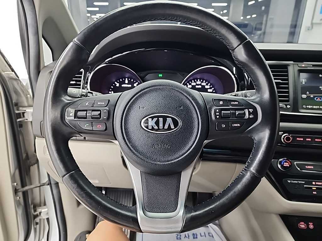 KIA Carnival - Vista 11
