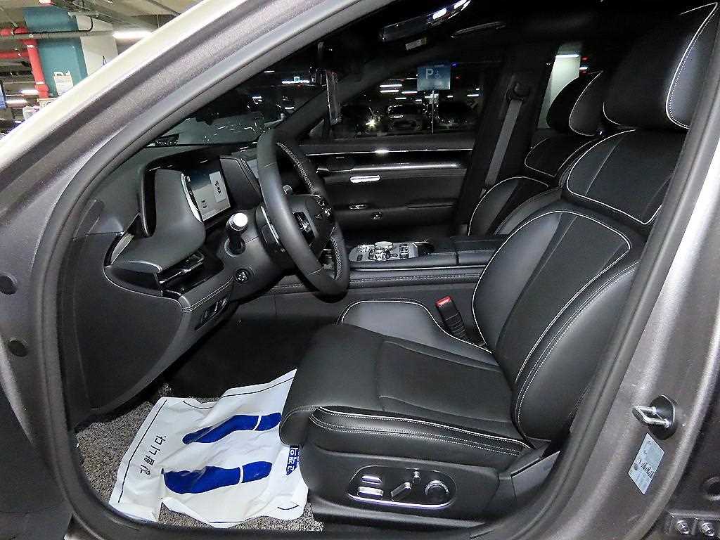 Genesis G90 - Vista 8