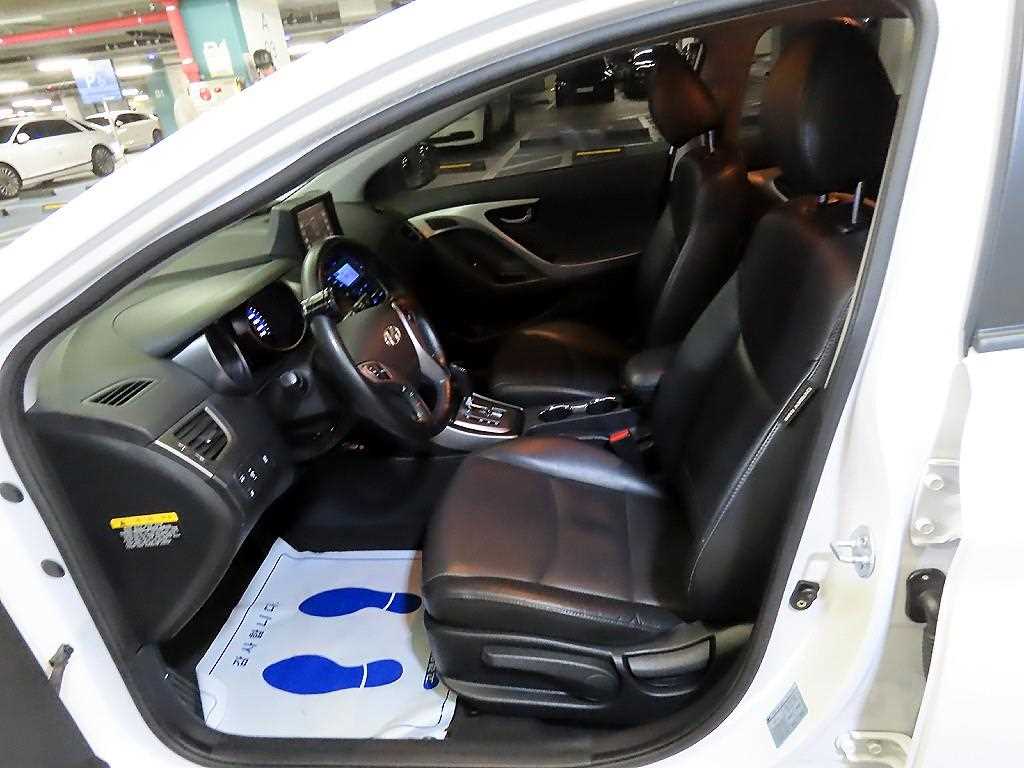 HYUNDAI Avante - Vista 8