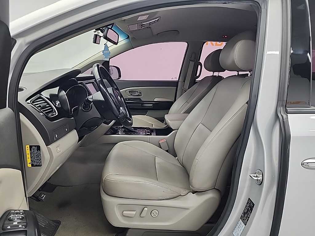 KIA Carnival - Vista 11