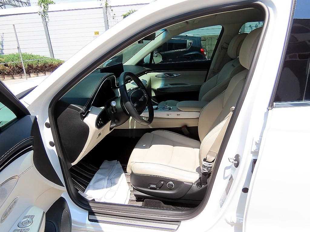 Genesis GV70 - Vista 8