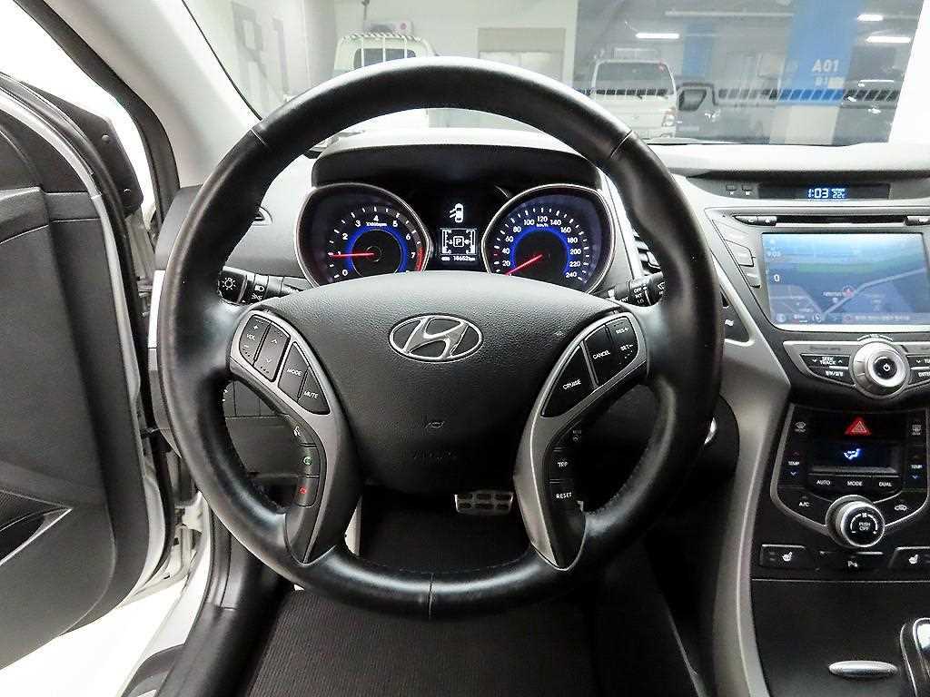 HYUNDAI Avante - Vista 9