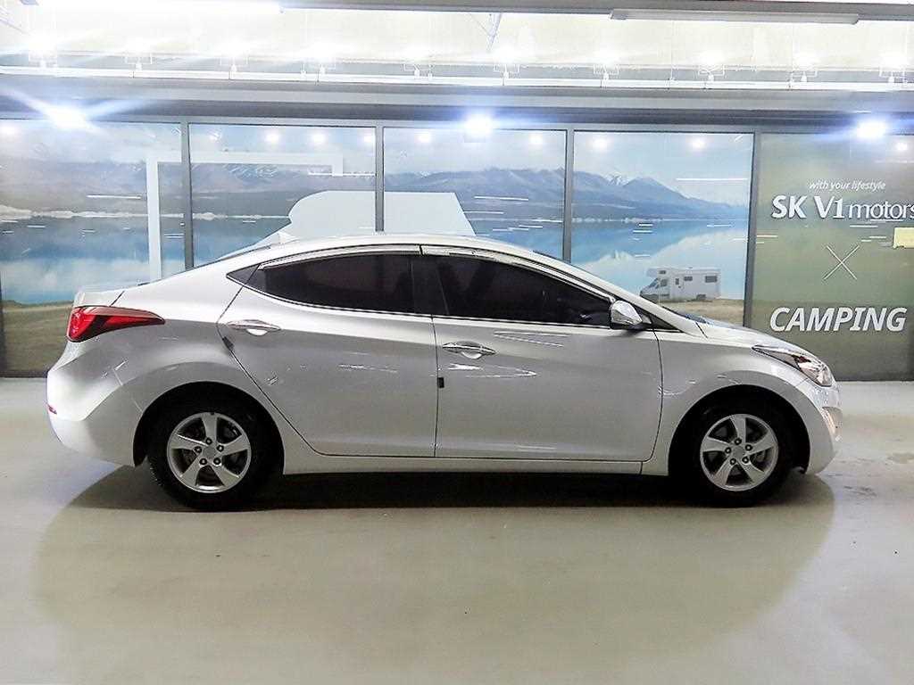 HYUNDAI Avante - Vista 3