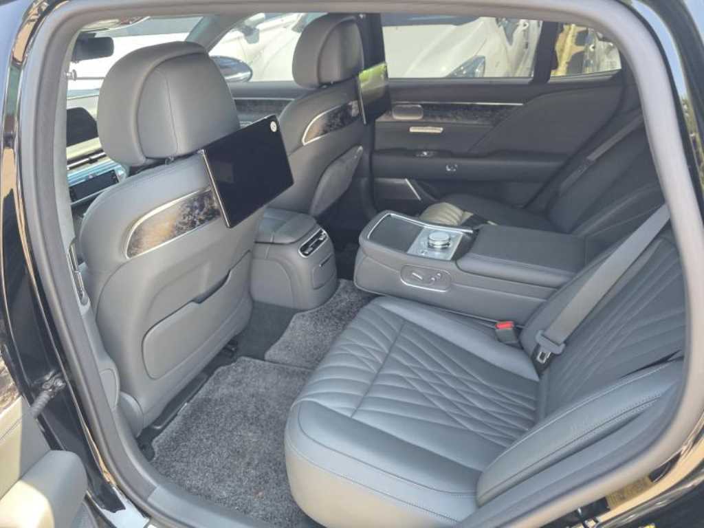 Genesis G90 - Vista 8