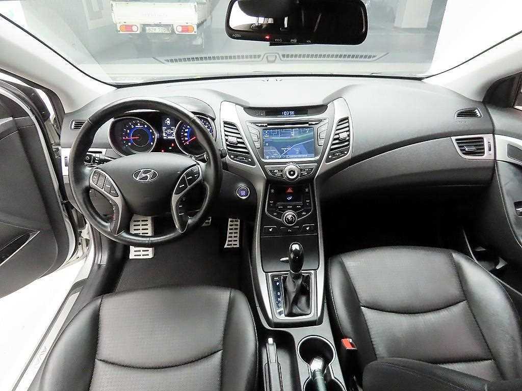 HYUNDAI Avante - Vista 10