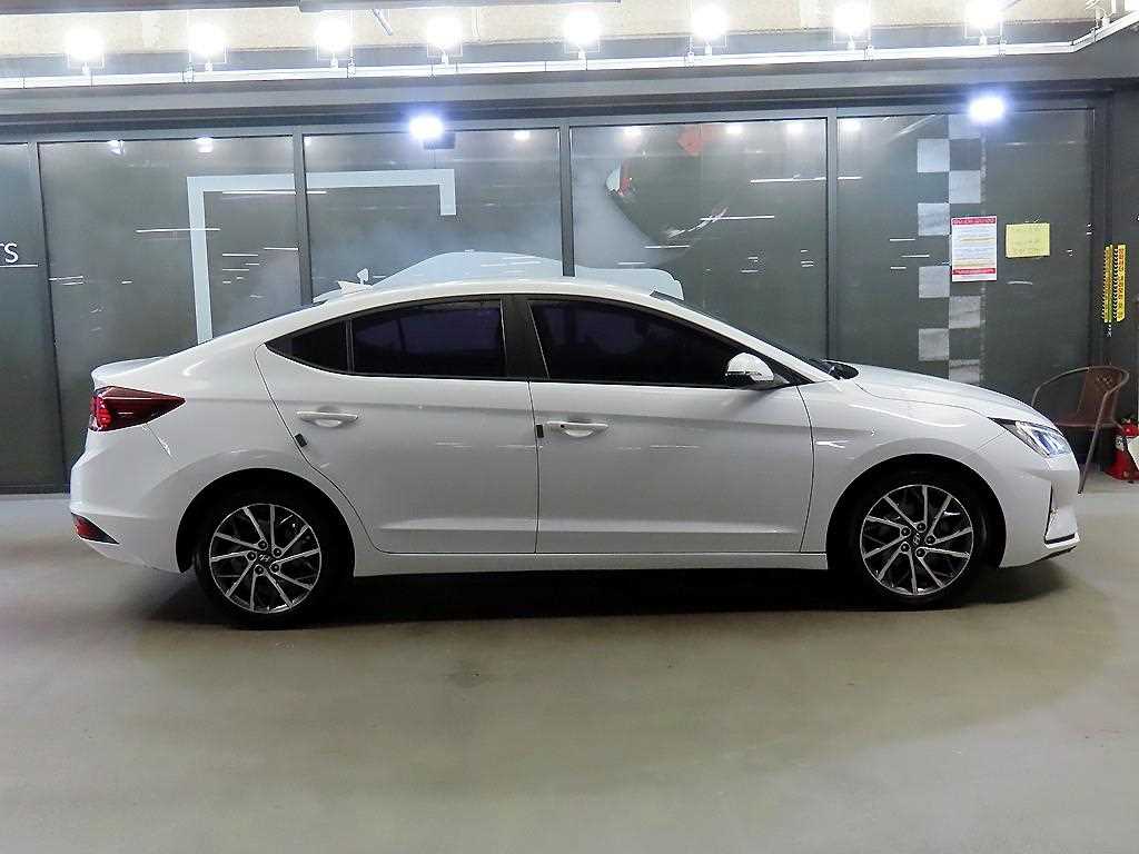 HYUNDAI Avante - Vista 3