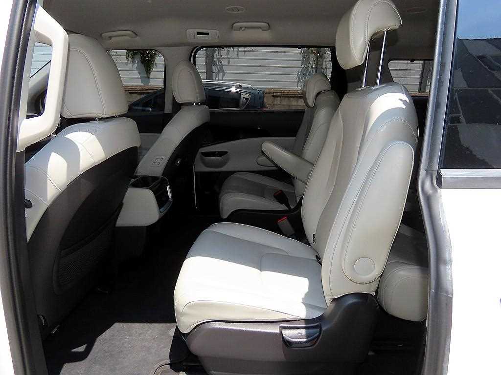 KIA Carnival - Vista 8