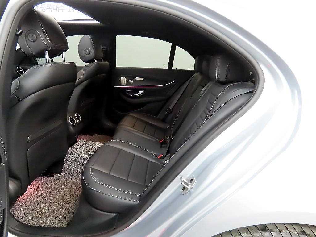 Mercedes Benz E class - Vista 8