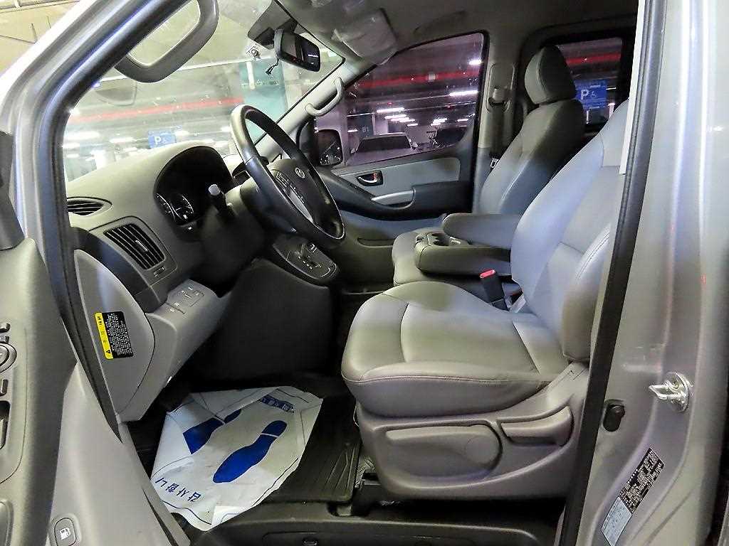 HYUNDAI Starex - Vista 8
