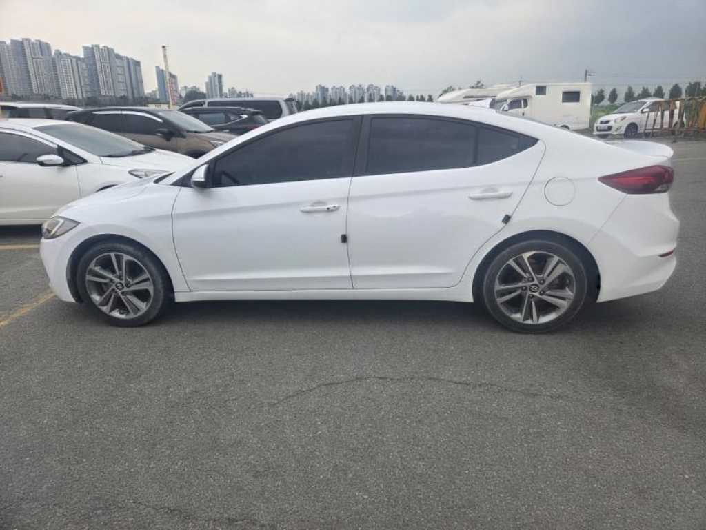 HYUNDAI Avante - Vista 3