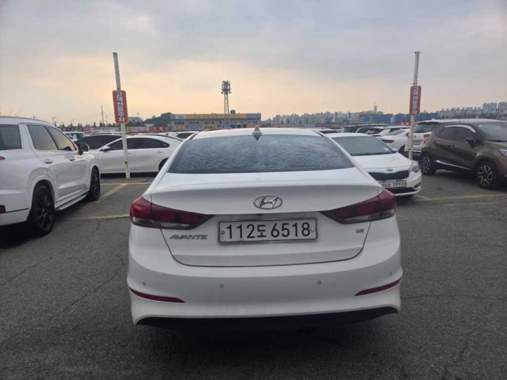 HYUNDAI Avante - Vista 2