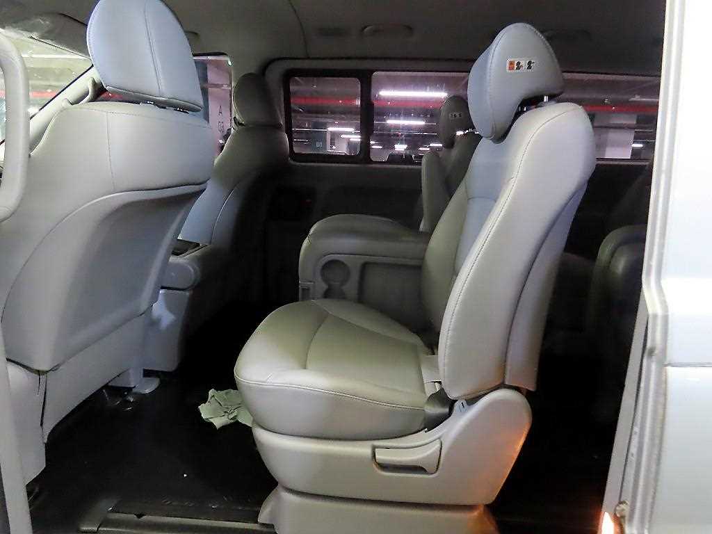 HYUNDAI Starex - Vista 9
