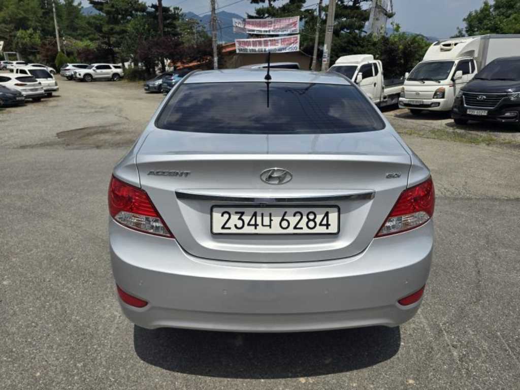 HYUNDAI Accent - Vista 6