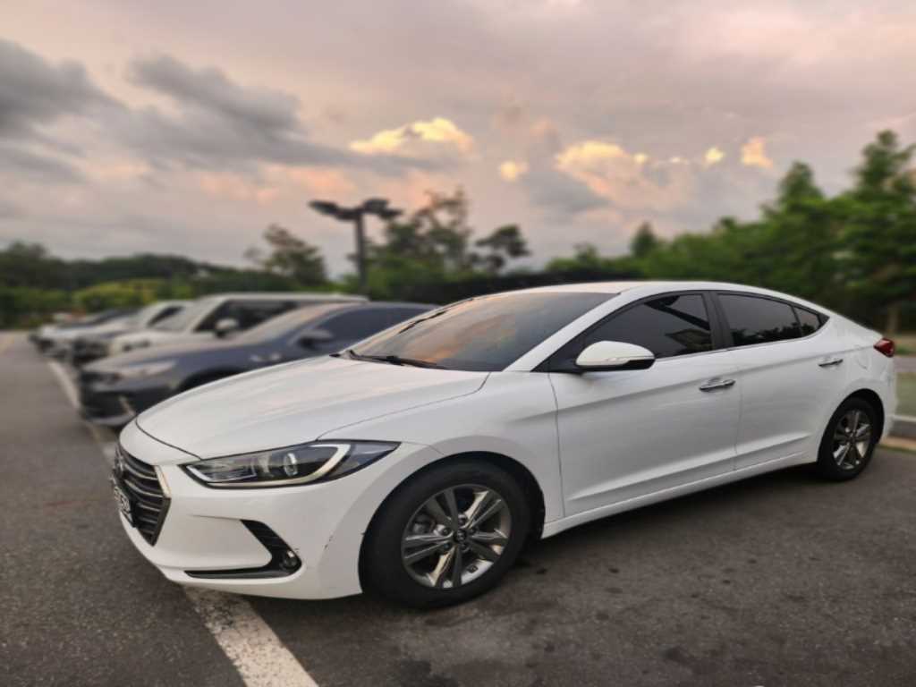 HYUNDAI Avante - Vista 3