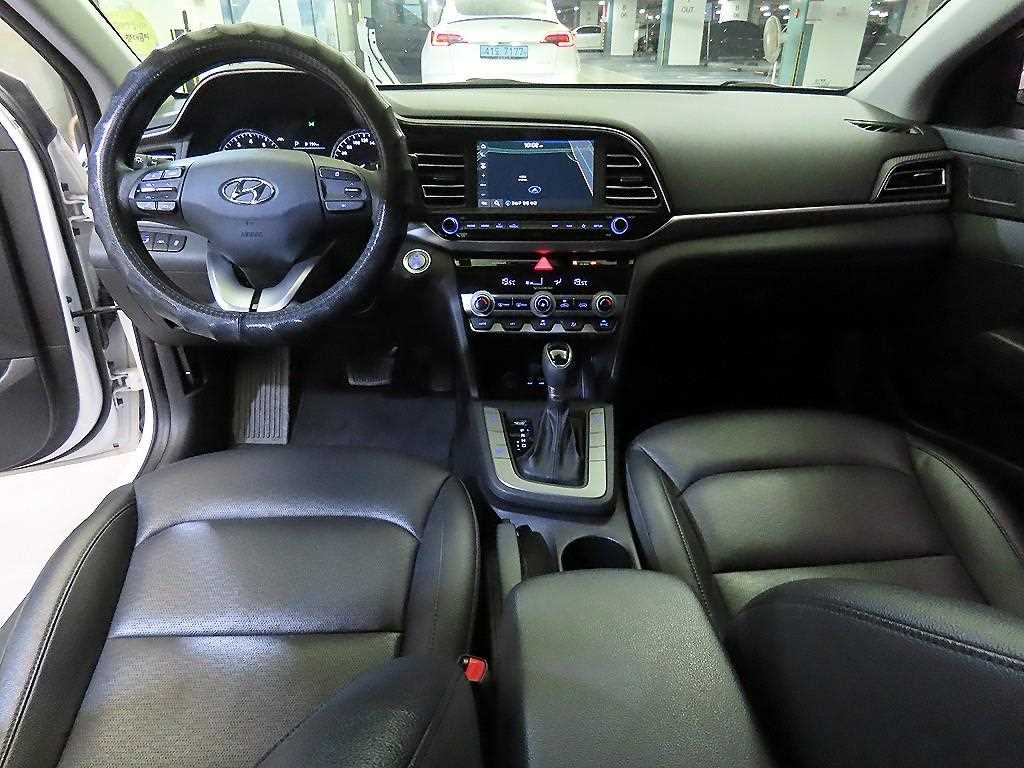 HYUNDAI Avante - Vista 12