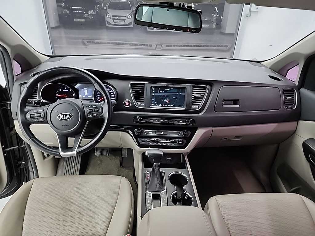 KIA Carnival - Vista 9