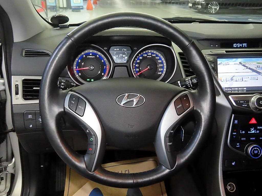 HYUNDAI Avante - Vista 10