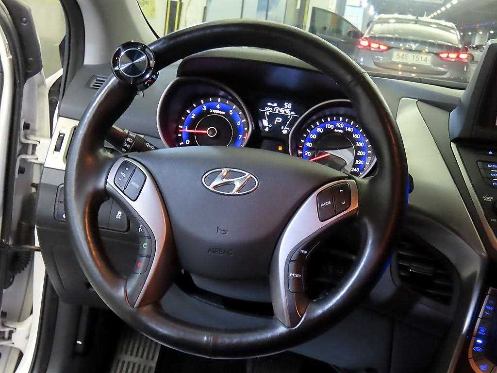 HYUNDAI Avante - Vista 10