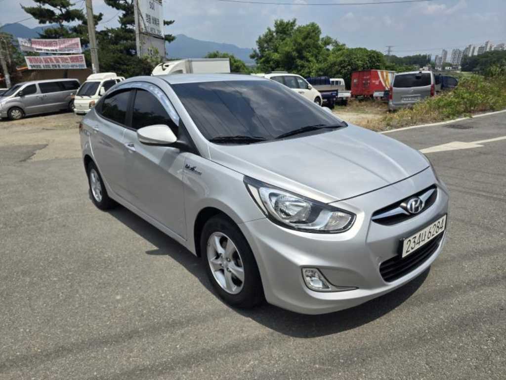 HYUNDAI Accent - Vista 8