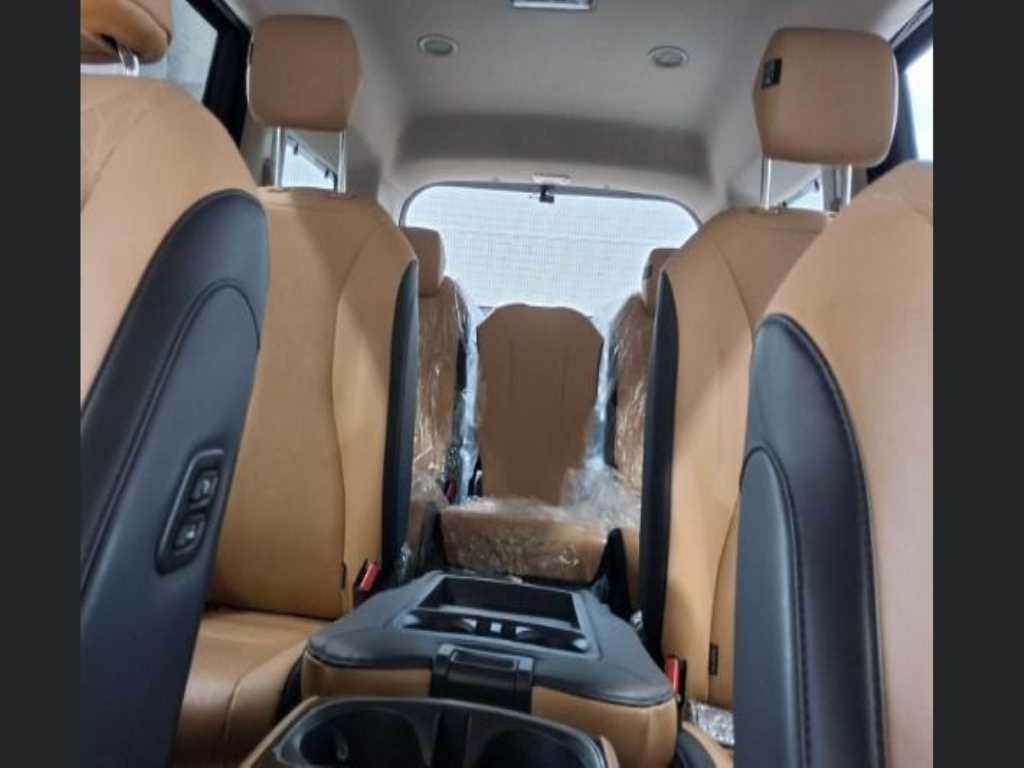 KIA Carnival - Vista 11