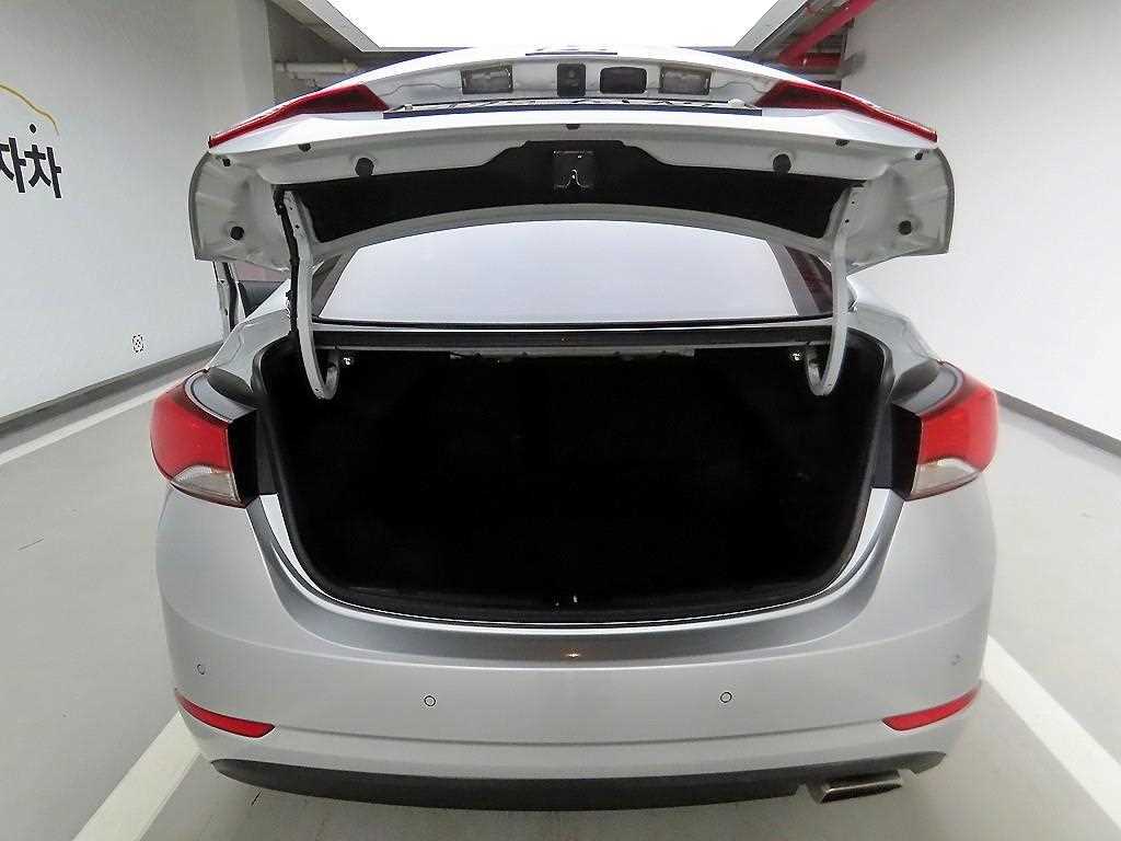 HYUNDAI Avante - Vista 7