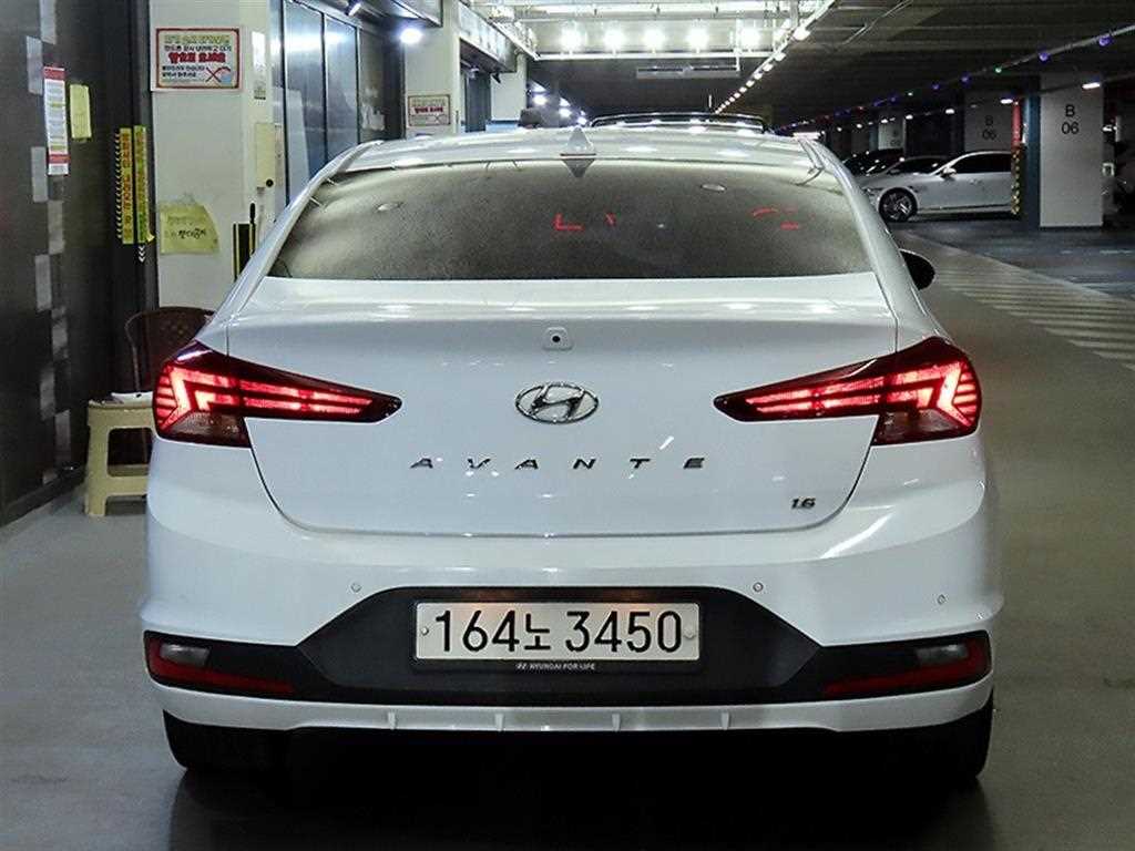 HYUNDAI Avante - Vista 7