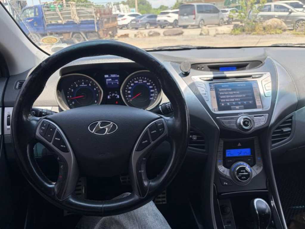 HYUNDAI Avante - Vista 8