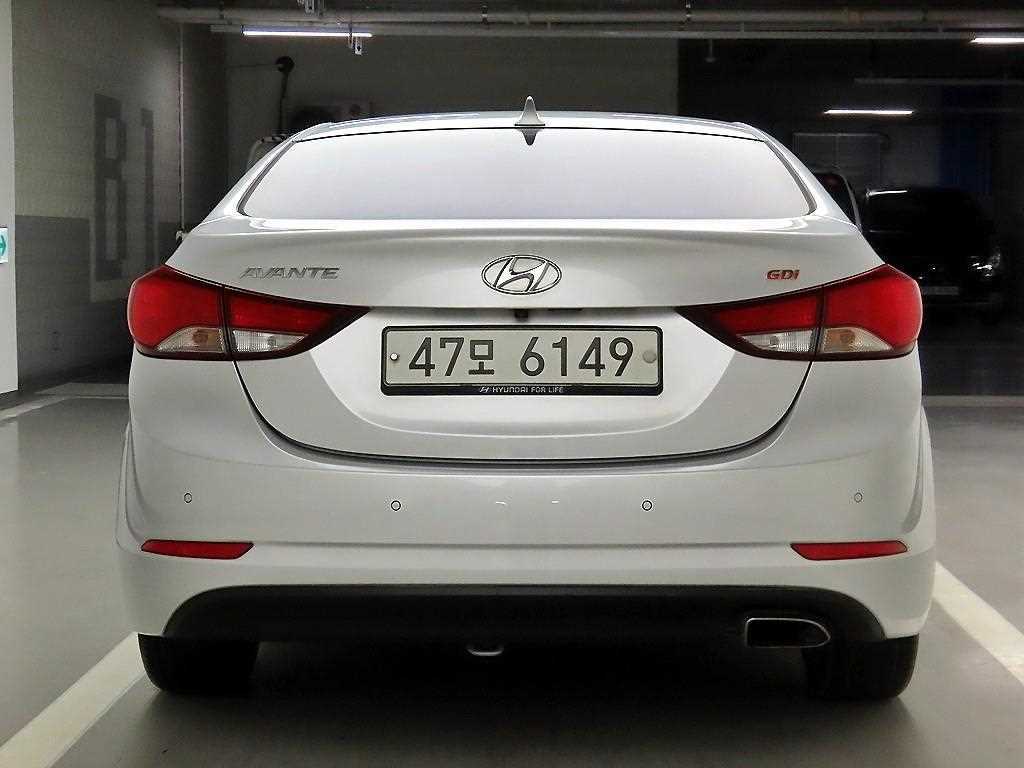 HYUNDAI Avante - Vista 3