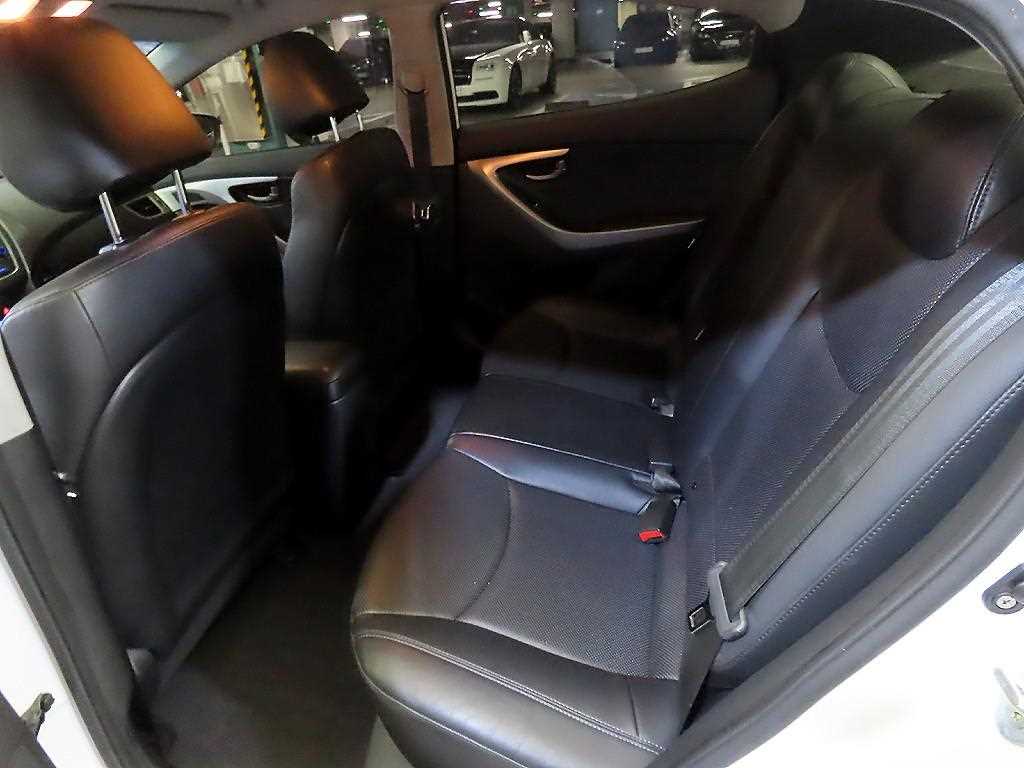 HYUNDAI Avante - Vista 9