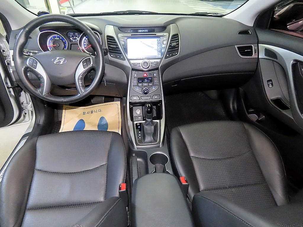 HYUNDAI Avante - Vista 12