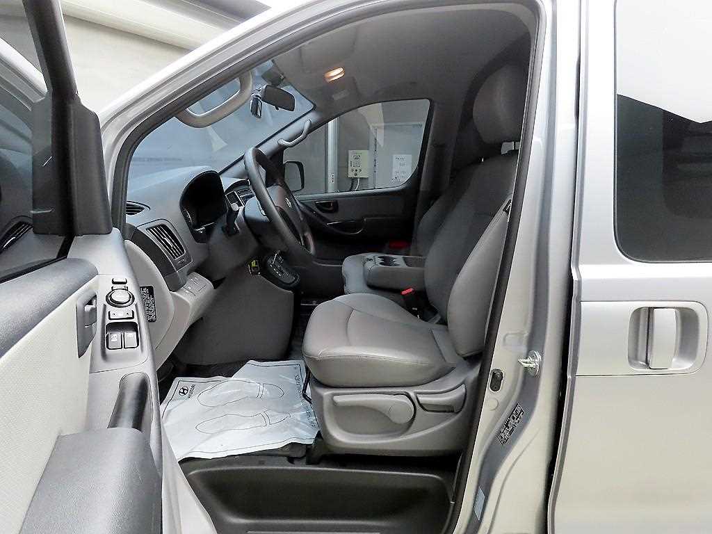 HYUNDAI Starex - Vista 7