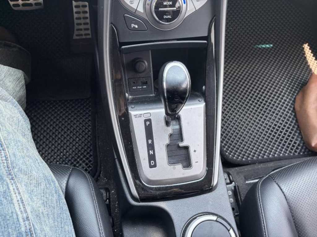 HYUNDAI Avante - Vista 12
